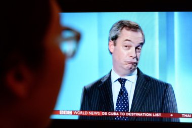 Bir izleyici ukip lideri Nigel Farage bir seçim Tv tartışma izler