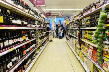 Bir Sainsbury süpermarkette boş bir koridor genel bir görünüm
