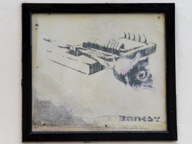 Banksy tarafından bir fare kapanı bir gül grafiti parçası görünümü