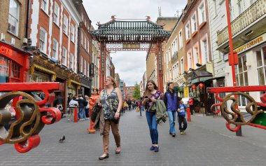 İnsanlar Çin Mahallesi'nde bir sokakta yürümek.