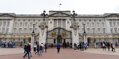 Turistler Buckingham Sarayı'nı geçiyor.