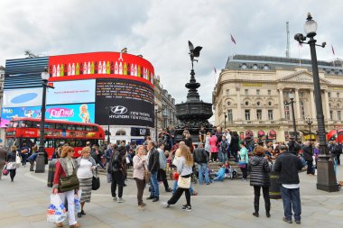 Turistler tarihi Piccadilly Circus ziyaret