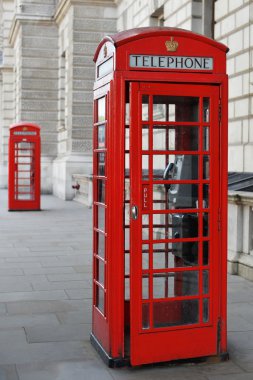 Vintage kırmızı İngiliz telefon kulübesi görünümünü