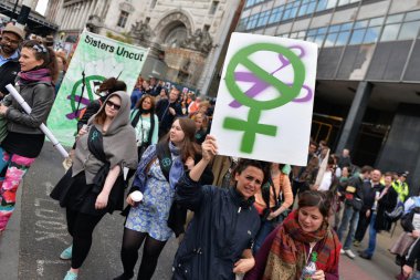 Protestocular kamu sektörü karşı yeniden seçim takip kesim harcamalarının ralli