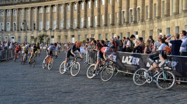 Peleton inci Izumi tur serisi bisiklet yarışı son sürmek