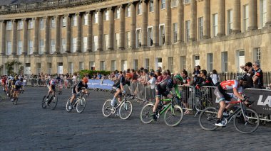 Peleton inci Izumi tur serisi bisiklet yarışı son sürmek
