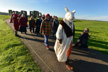 Revellers antik ayakta taş anıtın toplamak