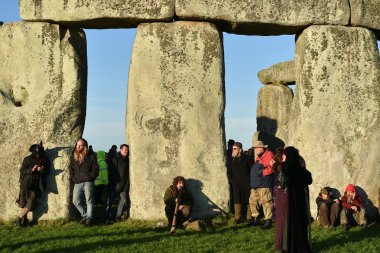 Revellers antik ayakta taş anıtın toplamak