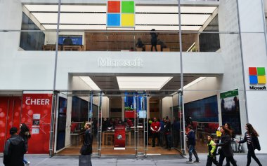 İnsanlar Manhattan şehir merkezinde bir Microsoft mağazasının önünden geçiyor.