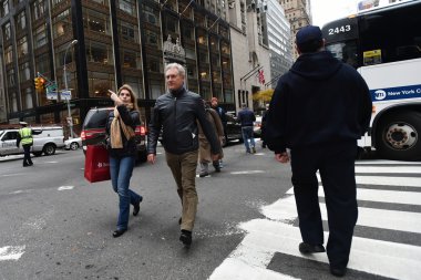 İnsanlar meşgul bir Manhattan sokakta yürümek