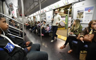 İnsanlar metro tren yolculuğu