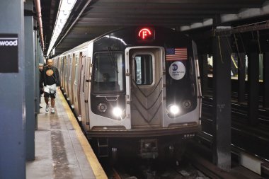 İnsanlar metro tren yolculuğu