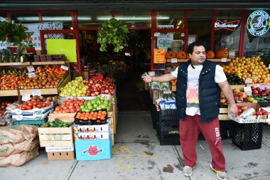 Bir adam meyve Queens'de bir süpermarket mağazada satmak