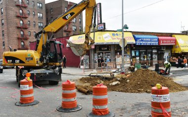 Onarım sokakta Queens Road işçi yürütmek