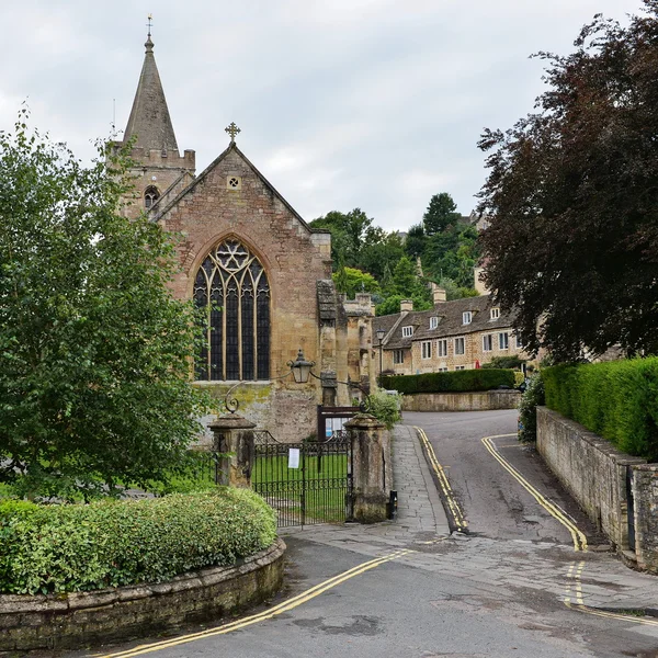 Blick auf eine schöne Straße und Kirche in einer englischen Stadt — Stockfoto