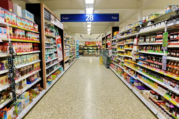 Aisle view of a Tesco supermarket — Stock Photo, Image