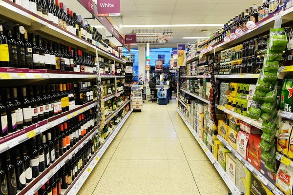 Uma visão geral de um corredor vazio no supermercado de Sainsbury — Fotografia de Stock