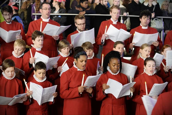 Bristol Cathedral Choir peform en el centro comercial Cabot Circus — Foto de Stock