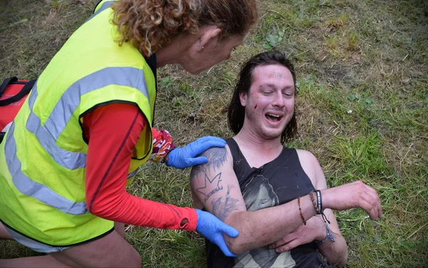 N Verletzter Nachtschwärmer wird vom Arzt behandelt — Stockfoto