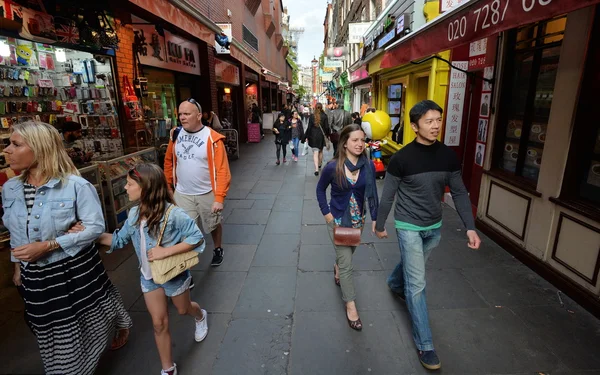 Menschen gehen auf einer Straße in Chinatown vorbei. — Stockfoto