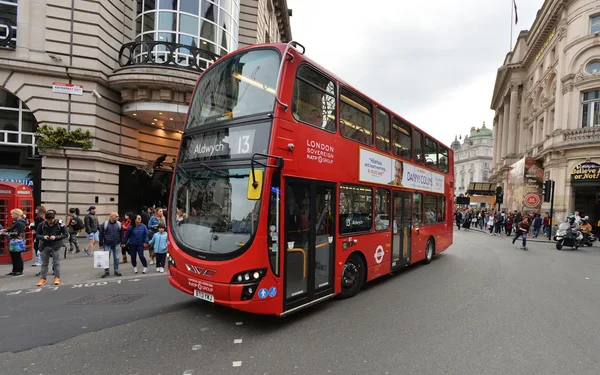 Красный лондонский автобус едет по Шефтсбери Авеню до Пикадилли Циркус — стоковое фото