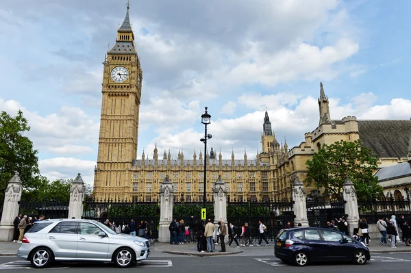 Házak Parlament Westminsterben egy szép tavaszi napsütéses napon — Stock Fotó