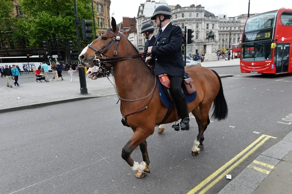 Patrouille de police montée sur cheval à travers Westminster — Photo
