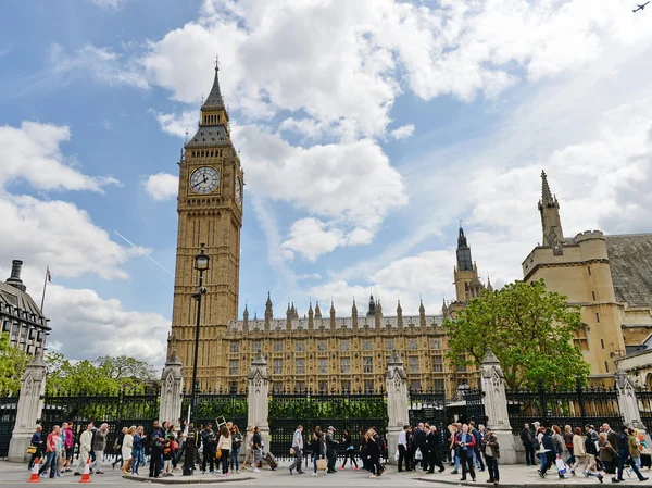 大本钟和议会大厦在一个美丽的阳光明媚的日子 — 图库照片