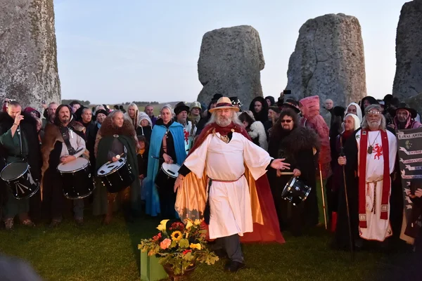 Festprissar samlas vid det gamla stående sten monumentet — Stockfoto