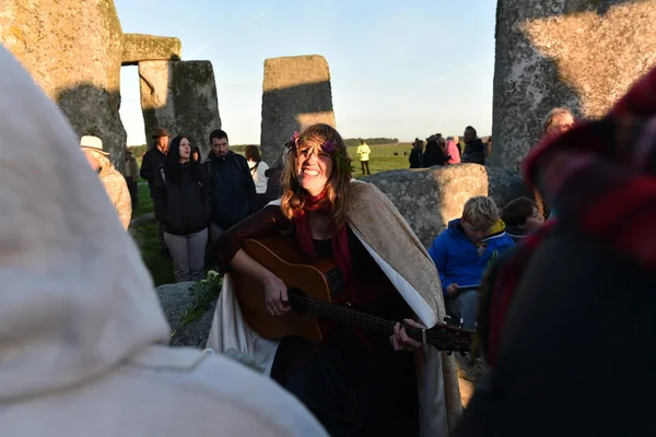 Reveladores se reúnem no antigo monumento de pedra em pé — Fotografia de Stock