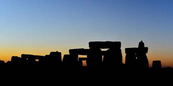 Vue de l'équinoxe d'automne Lever du soleil contre la silhouette des pierres debout — Photo