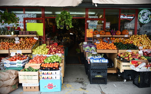 фрукты в супермаркете
