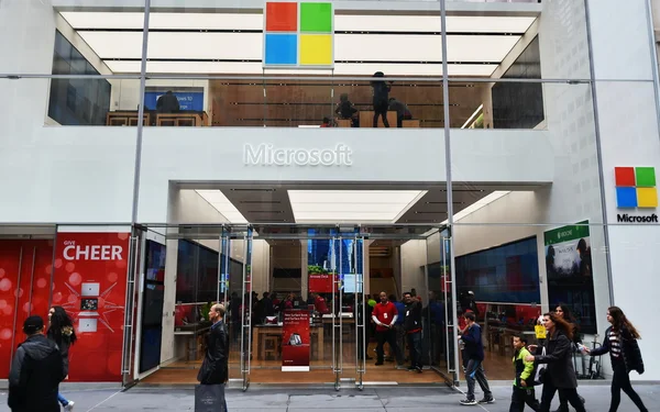 La gente pasa por una tienda de Microsoft en el centro de Manhattan . — Foto de Stock