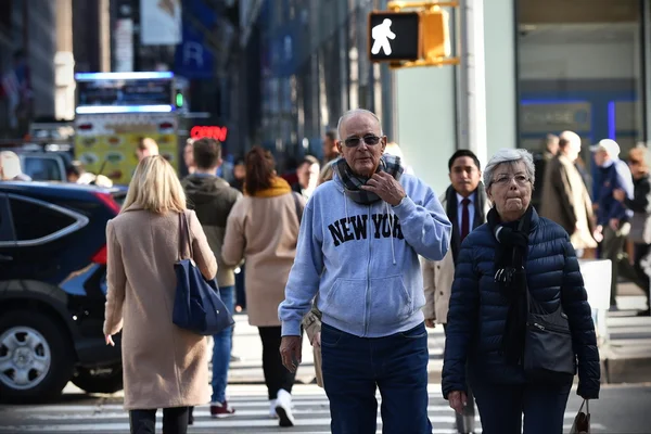 Lidé chodí na frekventované ulici Manhattanu — Stock fotografie