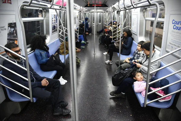 İnsanlar metro tren yolculuğu