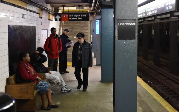 Ludzie jeździć pociąg metra — Zdjęcie stockowe