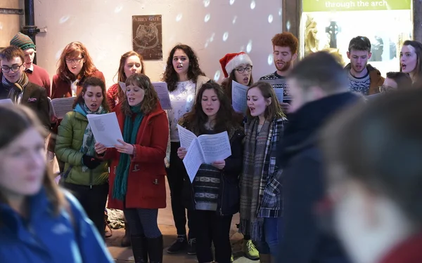 People sing carols at the Christmas Market in the streets — Stock Photo, Image