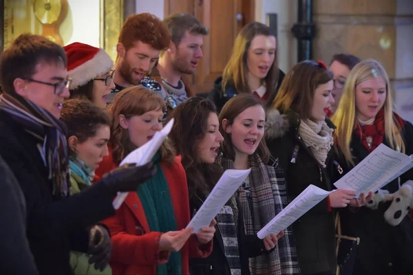 People sing carols at the Christmas Market in the streets — Stock Photo, Image