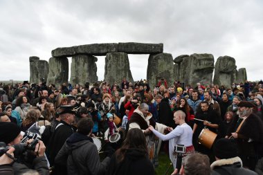 Paganlar, druidler ve revelers antik ayakta taşlar da kış gündönümü kutlamak