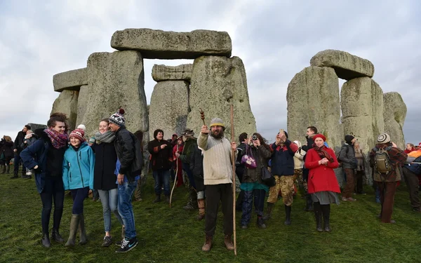 Pagãos, druidas e foliões celebram o solstício de inverno nas antigas pedras de pé — Fotografia de Stock