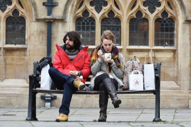 Bir çift Bath Abbey avluda oturup