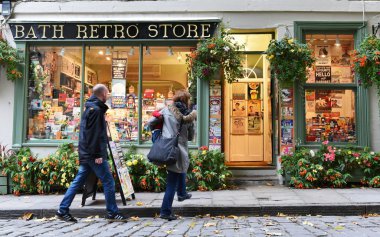  İnsanlar retro bir mağaza bir şehir merkezi sokakta yürümek. 