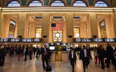 Tren yolcuları Grand Central Station geçmek