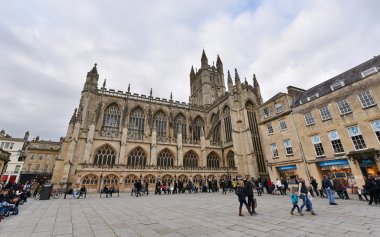  İnsanlar Bath Abbey'in avluda toplanıyor. 