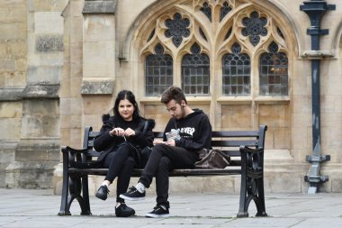 Bir çift Bath Abbey avluda oturup 