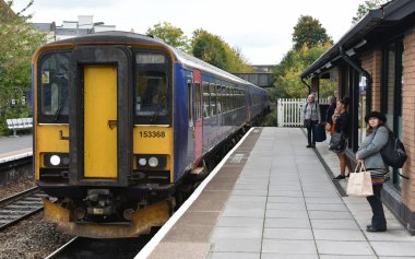 Bir tren istasyonu platformu geldi 