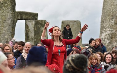  Putperestler, druids ve revelers kış gündönümü kutlamak