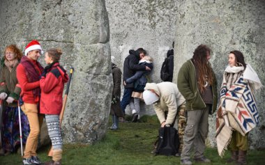 Putperestler, druids ve revelers kış gündönümü kutlamak 