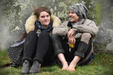 Revelers muhabbet Pagan olarak paylaşmak ve druids kış gündönümü kutlamak