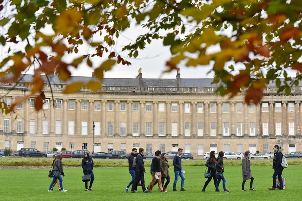 Turistler tarihi Royal Crescent ziyaret.